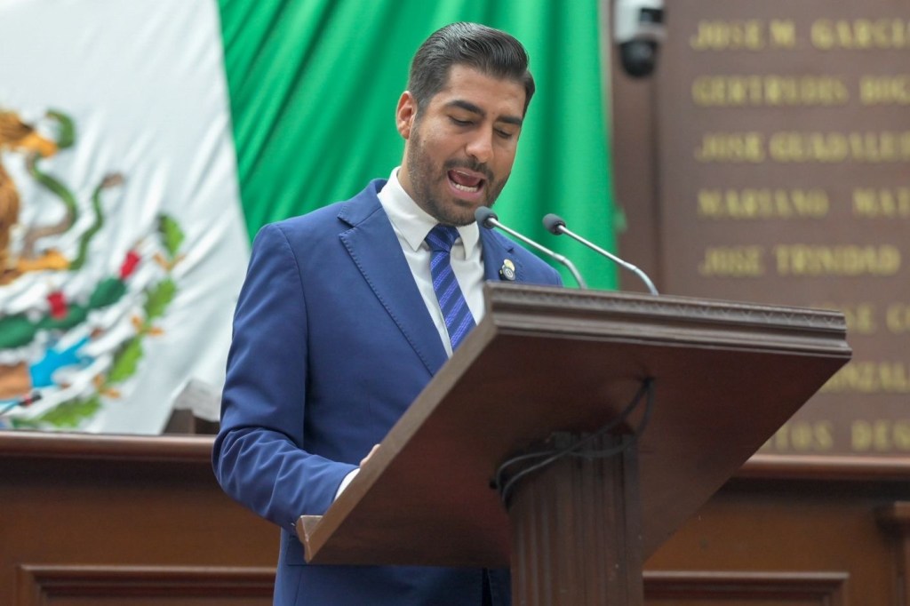 Alfonso Chávez propone ante el pleno chequeo médico anual gratuito