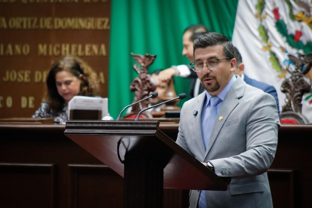 Toño Mendoza presenta iniciativa para garantizar sanitarios públicos, gratuitos y accesibles en gasolineras de Michoacán