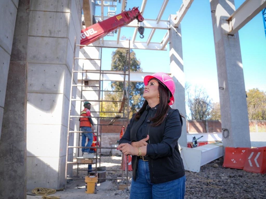 Supervisa Gladyz Butanda construcción de garaje de cabinas del teleférico de&nbsp;Morelia