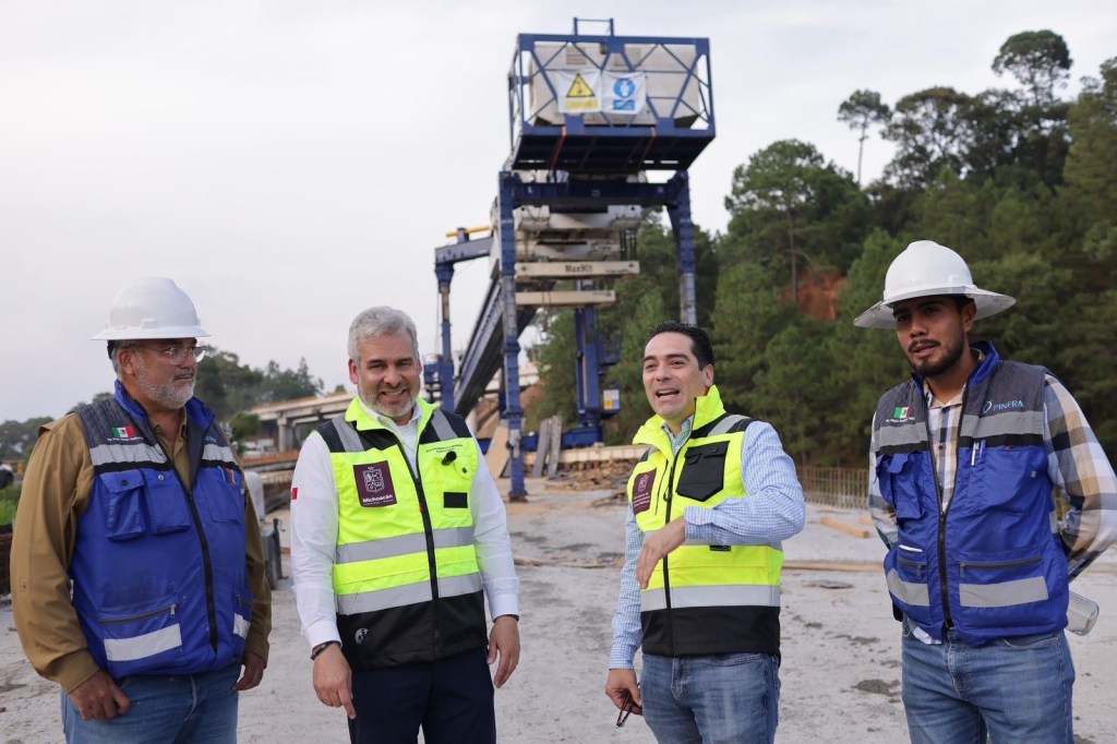 Abierta la circulación vehicular a 4 carriles del tramo carretero Pátzcuaro-Uruapan: Bedolla