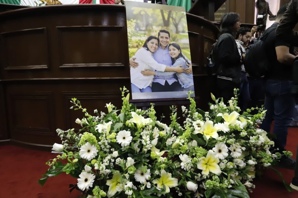 Rinde 76 Legislatura homenaje póstumo a Víctor Mujica, Anayeli Hernández y a su&nbsp;hija