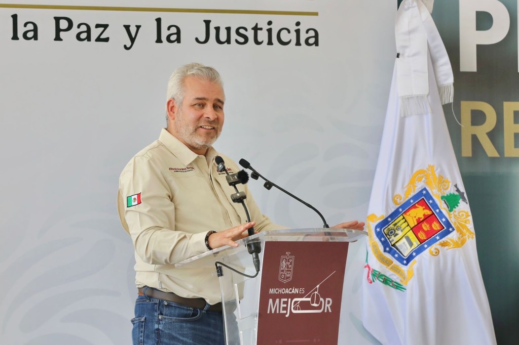 Inauguran Bedolla y Mario Delgado reconversión de telesecundaria a bachillerato, en Uruapan