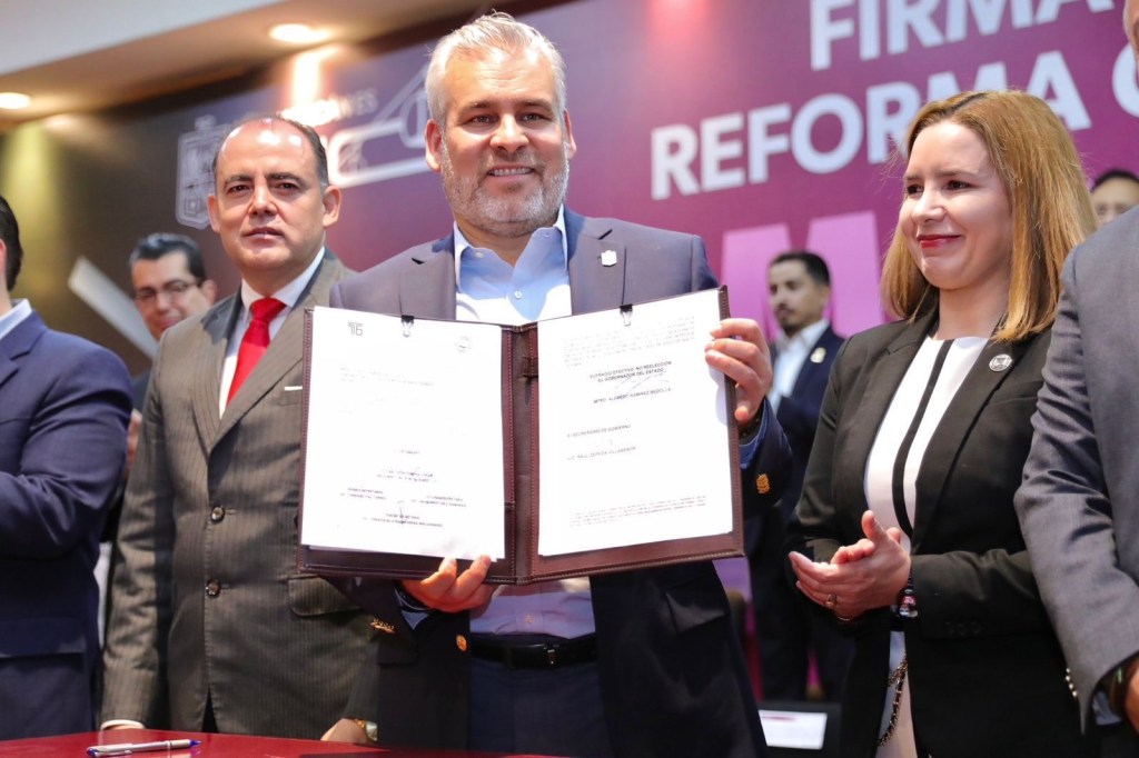 Bedolla firma decreto histórico que pone fin a la herencia de deudas en&nbsp;Michoacán