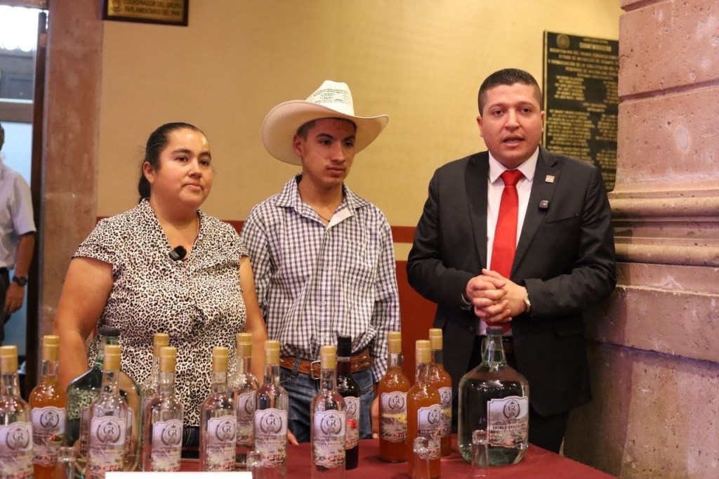 Celebra Vicente Gómez incorporación de cooperativas en la Ley de Desarrollo Económico