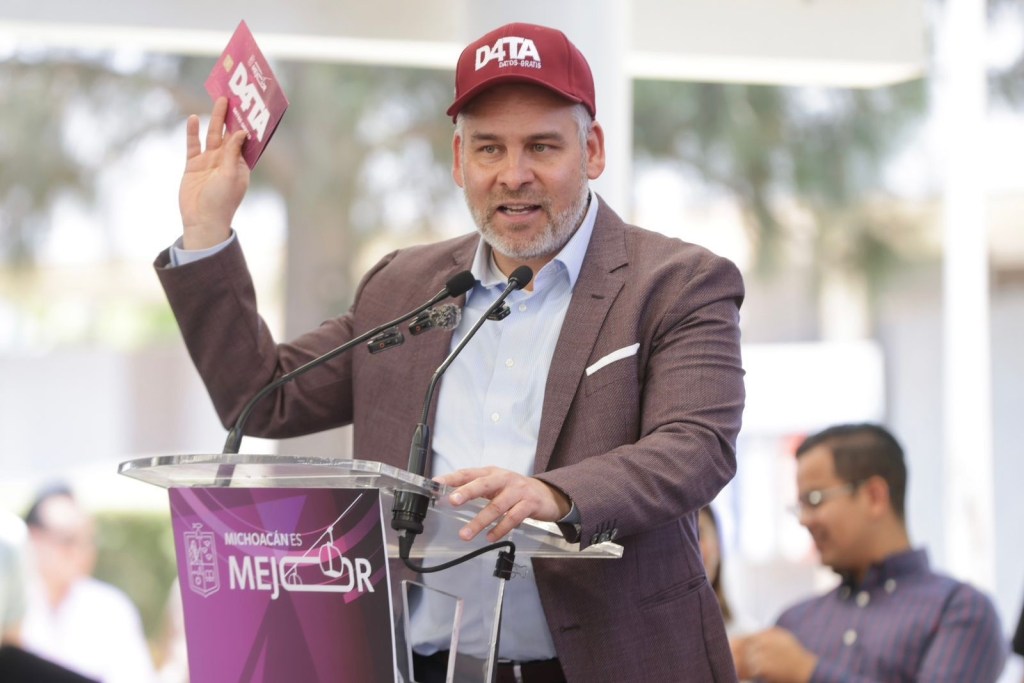 Bedolla inicia entrega de chips y tarjetas SIM de D4TA, datos gratis a 107 mil&nbsp;estudiantes