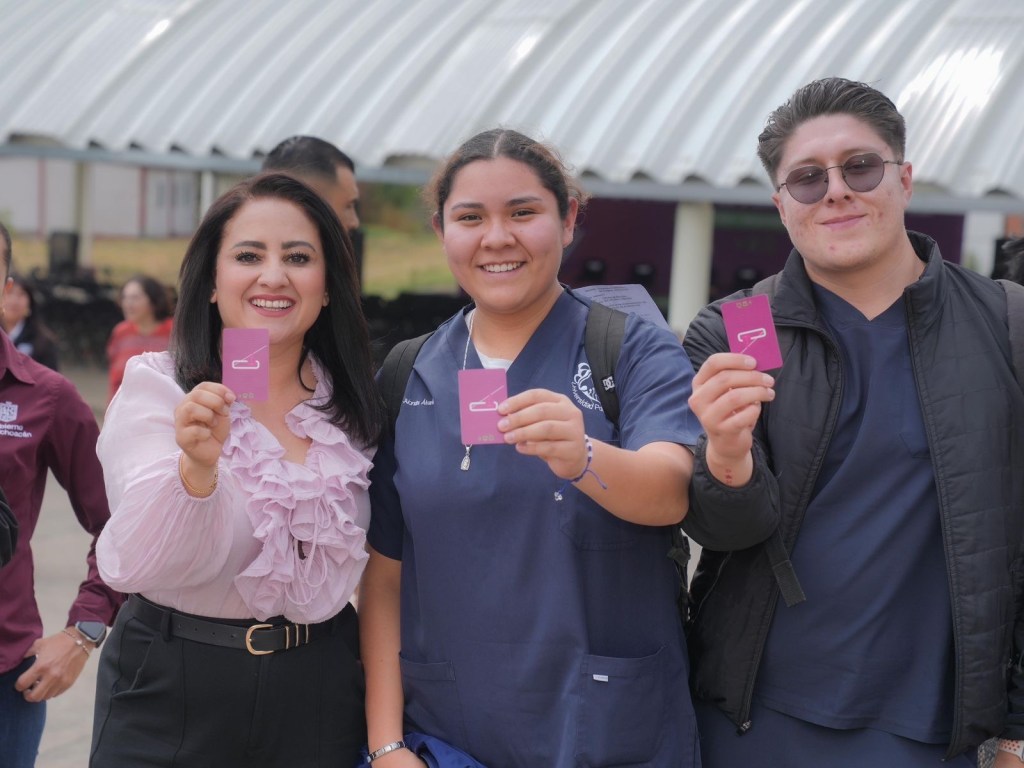 Gladyz Butanda entrega tarjetas del teleférico a estudiantes de Uruapan