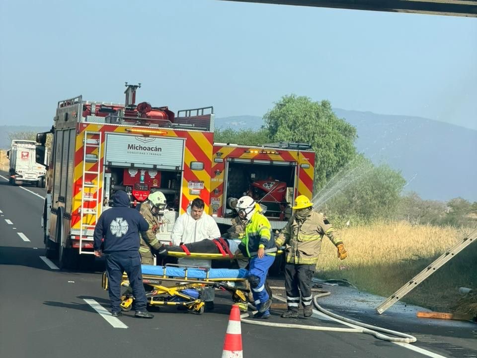 Coordina CRUM atención tras accidente de autobús en la Autopista de Occidente