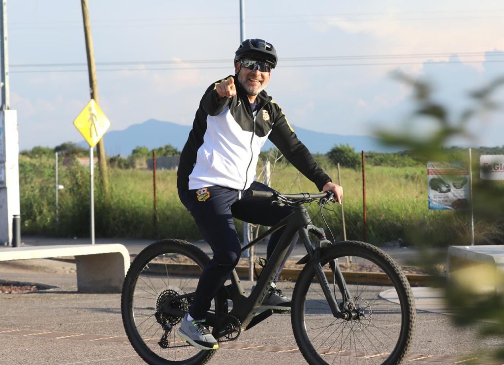 Encabeza Bedolla rodada ciclista por el segundo aniversario del Bulevar Martí Mercado de La&nbsp;Piedad