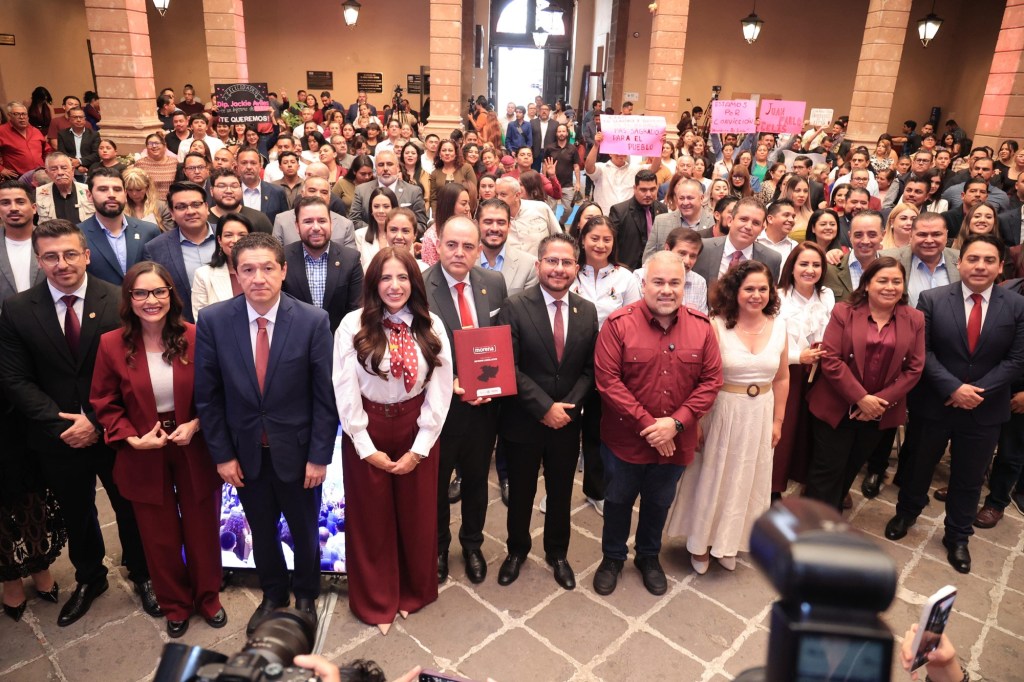 GP de Morena ha convertido demandas sociales del pueblo en derechos: Bugarini al presentar Segundo Informe Legislativo de la fracción