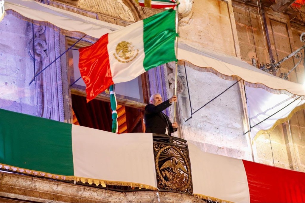 Entre familias y fervor patrio, Bedolla da el Grito de Independencia en el Centro&nbsp;Histórico