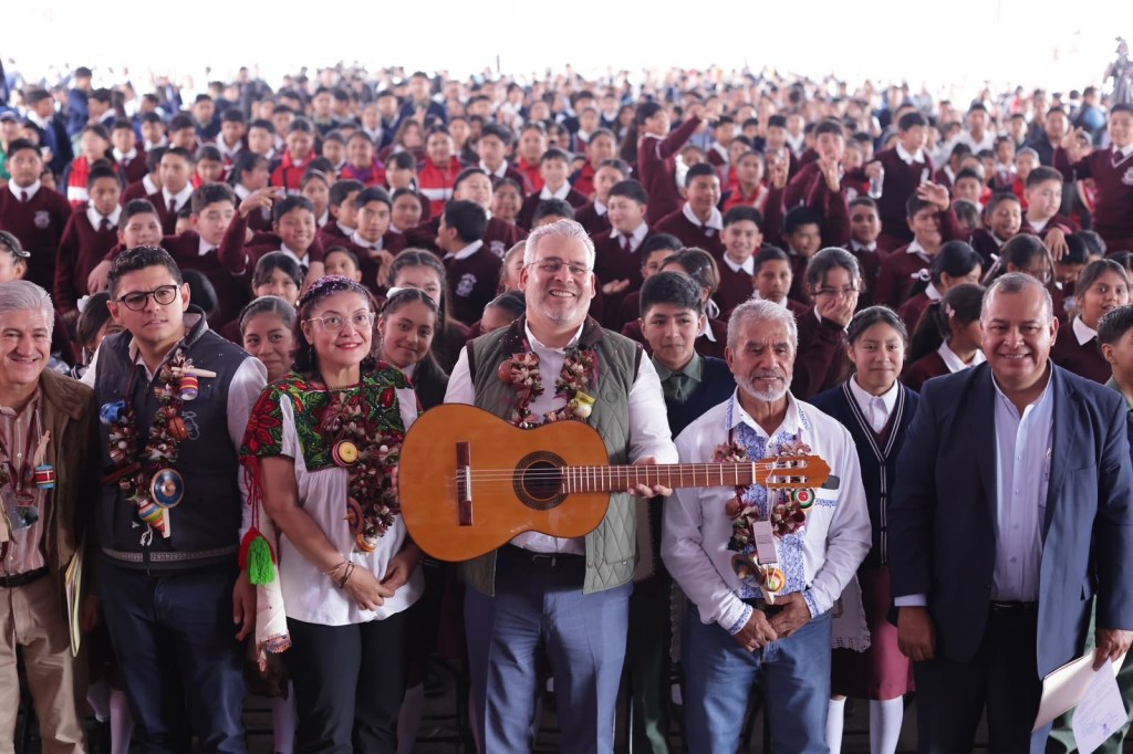 Bedolla fortalece la educación con entrega de 10 mil guitarras de Paracho a&nbsp;secundarias